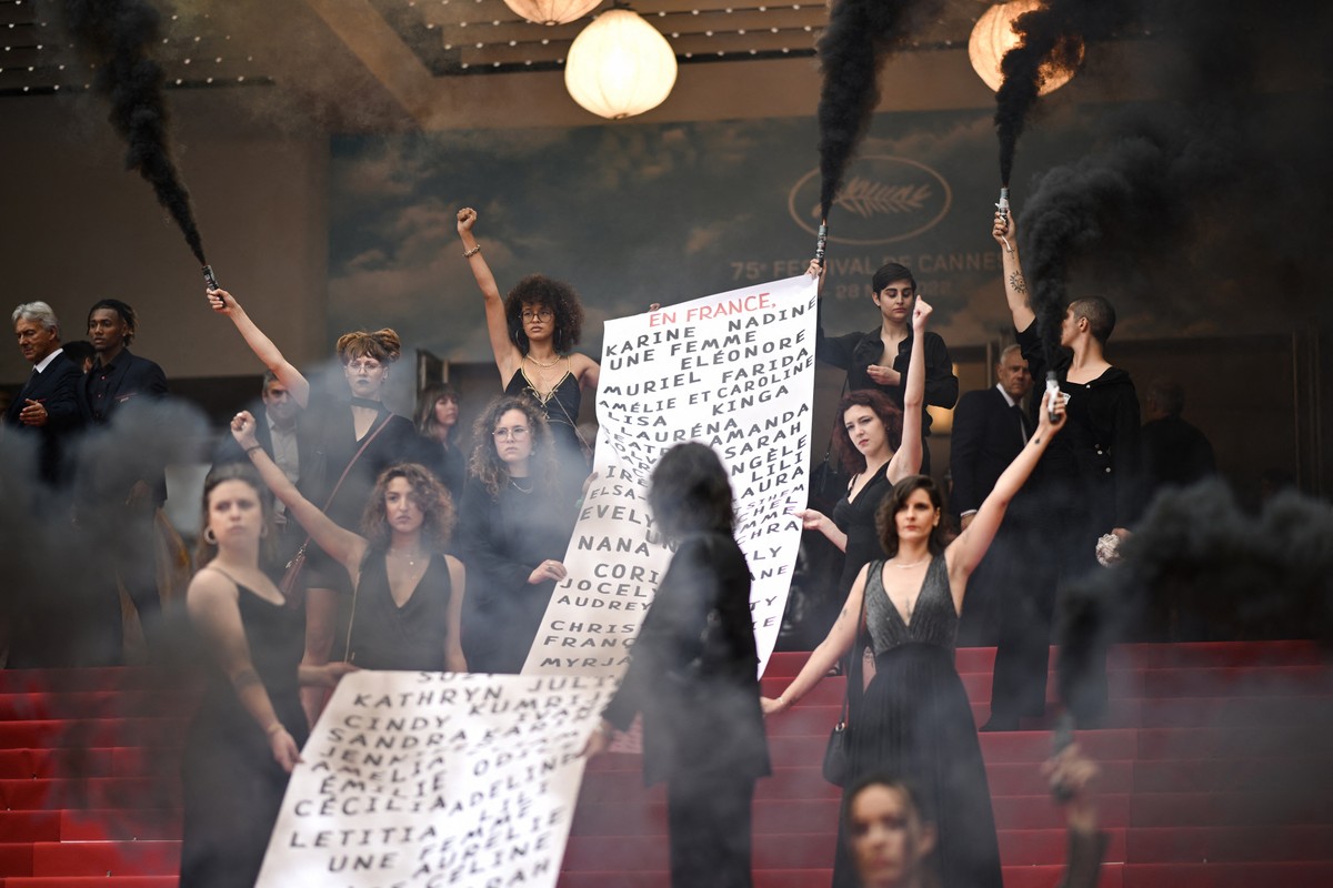 Ativistas protestam em Cannes e exibem cartaz com nomes de 129 mulheres assassinadas |  Pop & Arte