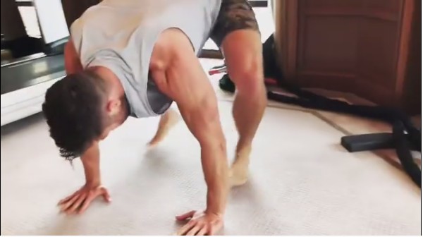 O ator Chris Hemsworth praticando exercício dentro de um quarto de hotel (Foto: Instagram)