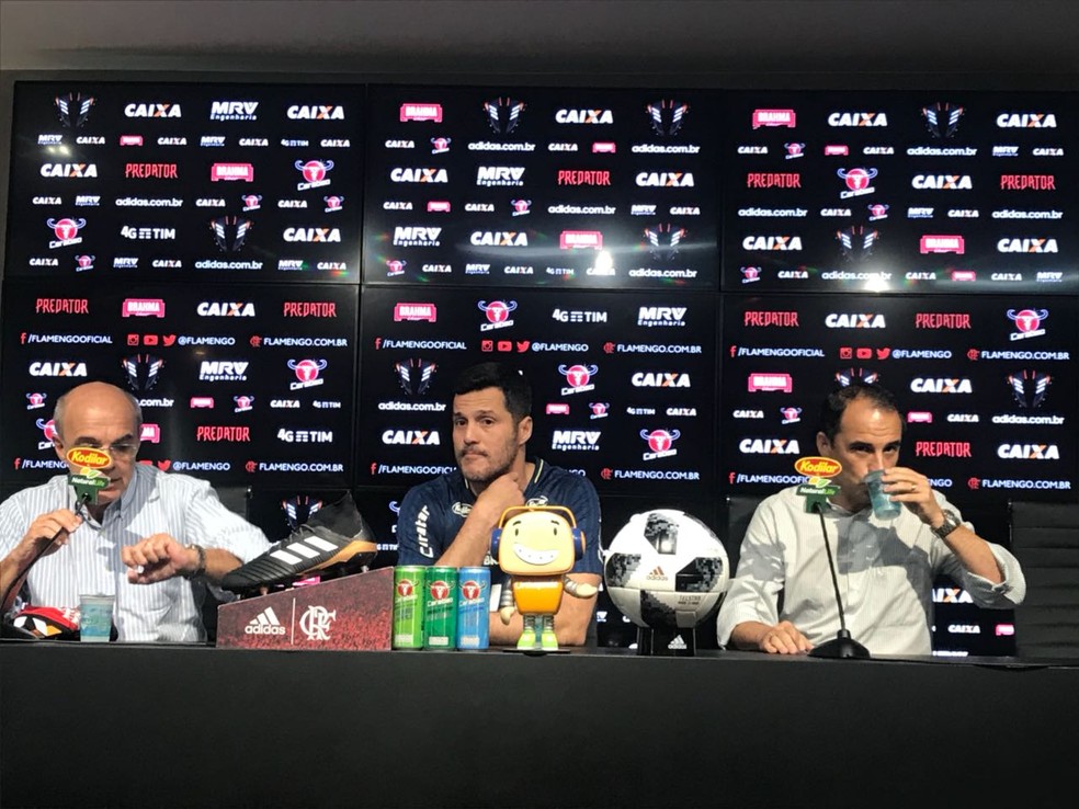 Julio Cesar foi apresentado ao lado de Bandeira de Mello e Rodrigo Caetano (Foto: Amanda Kestelman/GloboEsporte.com)
