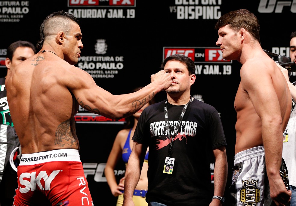 Vitor Belfort e Michael Bisping se enfrentaram no UFC em São Paulo, em 2013, com vitória do brasileiro (Foto: Josh Hedges/Getty Images)
