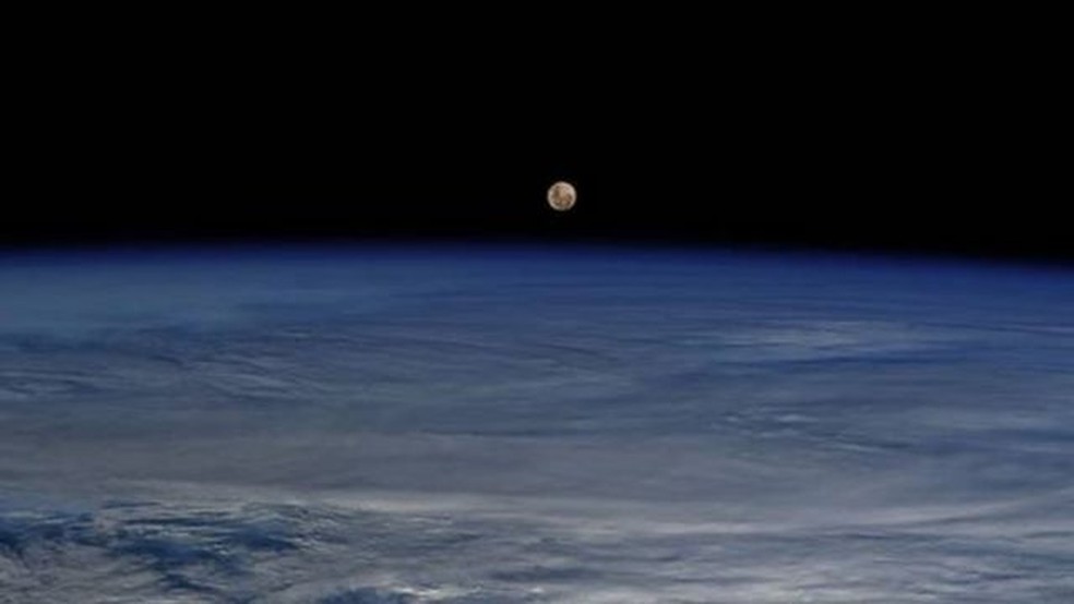 Por anos, os cientistas acreditaram que a Lua seria feita principalmente do antigo planeta Theia, que atingiu a Terra há 4,5 bilhões de anos — Foto: ALAMY