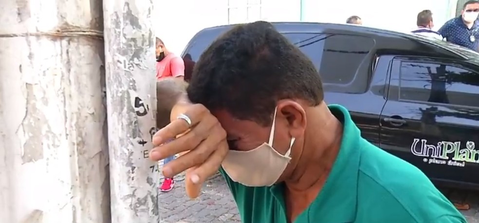 Severino Louren&ccedil;o &eacute; pai da v&iacute;tima. Ele esteve no Itep para libera&ccedil;&atilde;o do corpo nesta quarta-feira (3) &mdash; Foto: Reprodu&ccedil;&atilde;o