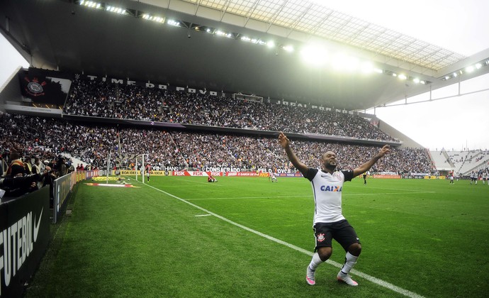 Vagner Love comemora gol do Corinthians sobre o Joinville (Foto: Marcos Ribolli)