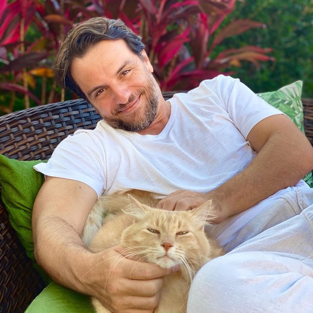 Rodrigo Lombardi e seu gato (Foto: Reprodução/Instagram)