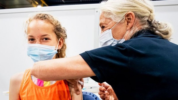 BBC- Criança sendo vacinada em uma clínica em Utrecht, na Holanda, em julho de 2021 (Foto: Getty Images via BBC News Brasil)