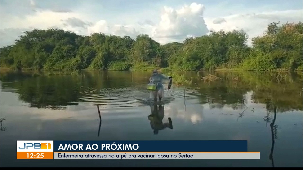 Enfermeira atravessa rio a pé pra vacinar idosa no Sertão