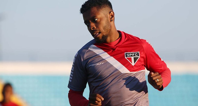 Michel Bastos não se sente pressionado por substituir Kaká