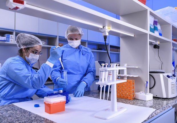 Cientistas trabalham na extração do coronavírus para produção de vacina na Universidade Federal de Minas Gerais (UFMG) (Foto: Pedro Vilela/Getty Images)