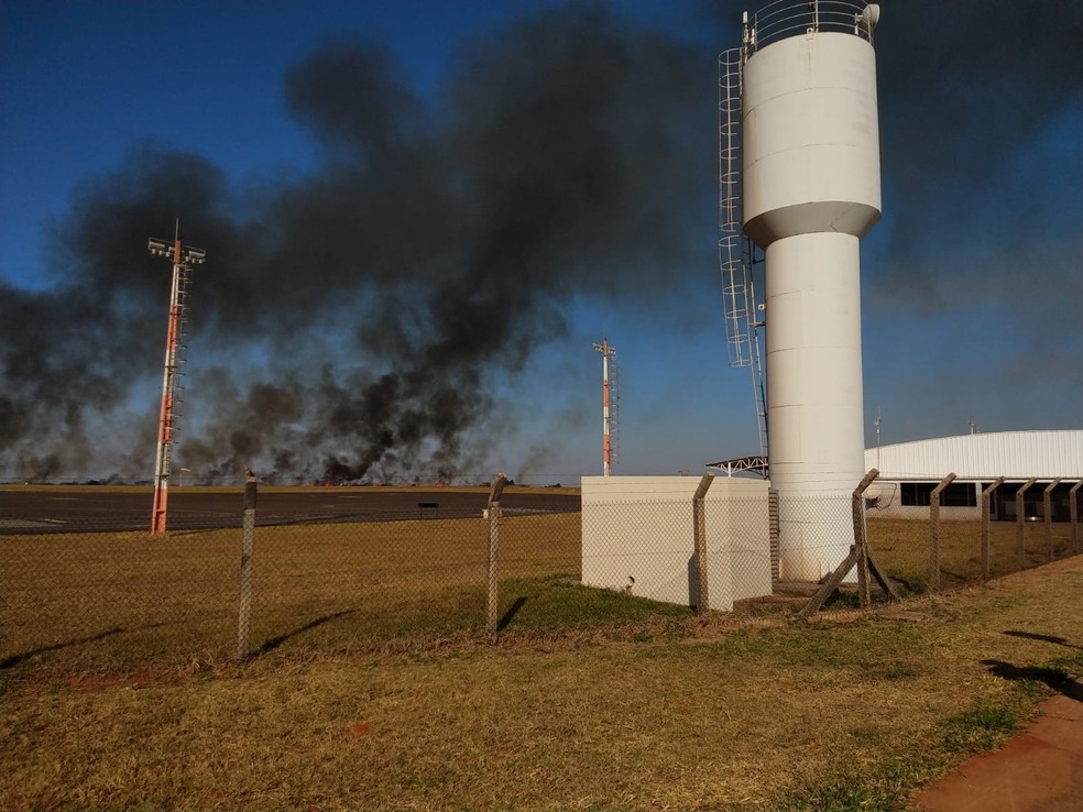 Incêndio em mata cancela voos no aeroporto Bauru-Arealva — Foto: Mayky Araújo/TV TEM