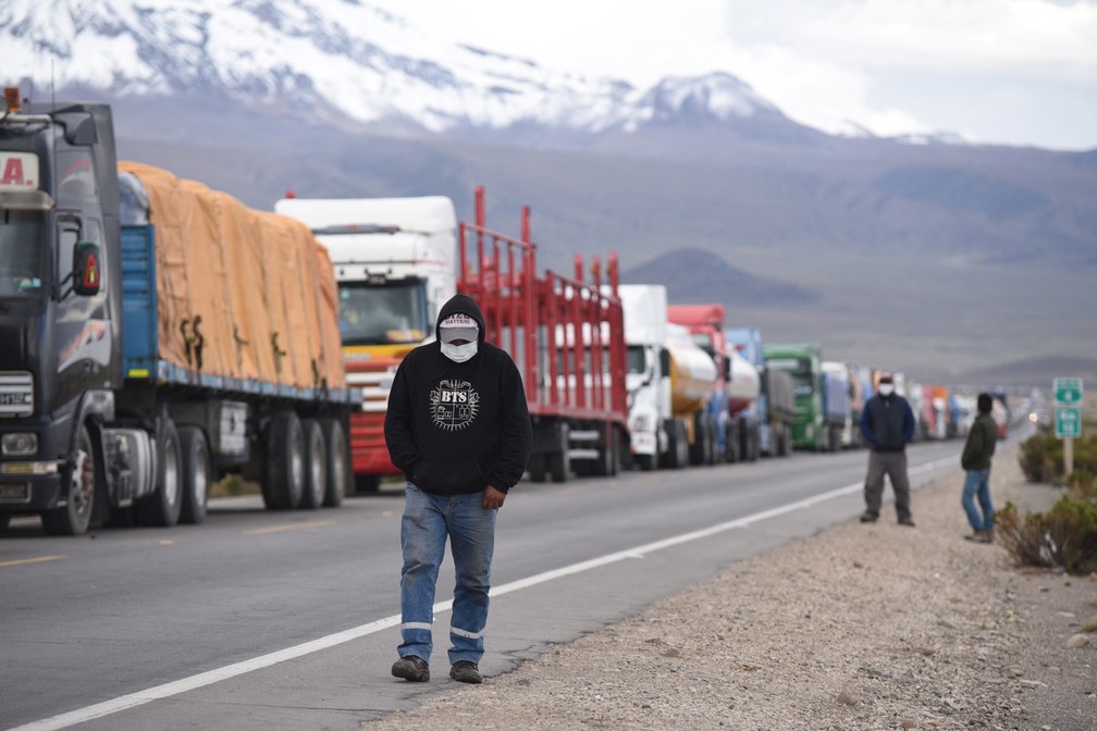 Fila de caminhões parados em rodovia em Tambo Quemado, na Bolívia, perto da fronteira com o Chile, em 13 de janeiro de 2022. Fila é formada por motoristas que aguardam para fazerem testes de Covid-19 para entrar no país vizinho. — Foto: Claudia Morales/Reuters