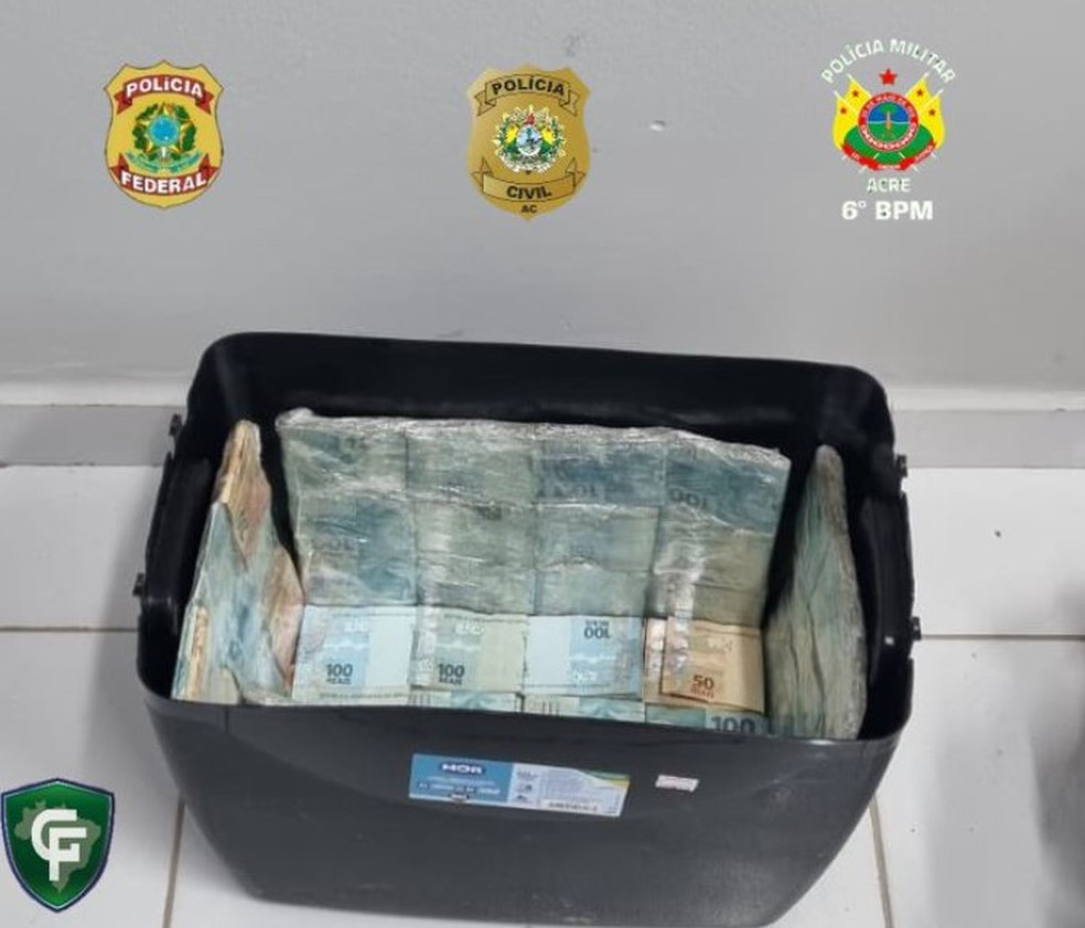 Trio é preso e menor apreendido com mais de R$ 170 mil escondidos em caixa térmica dentro de rio no AC — Foto: Divulgação/Polícia Civil