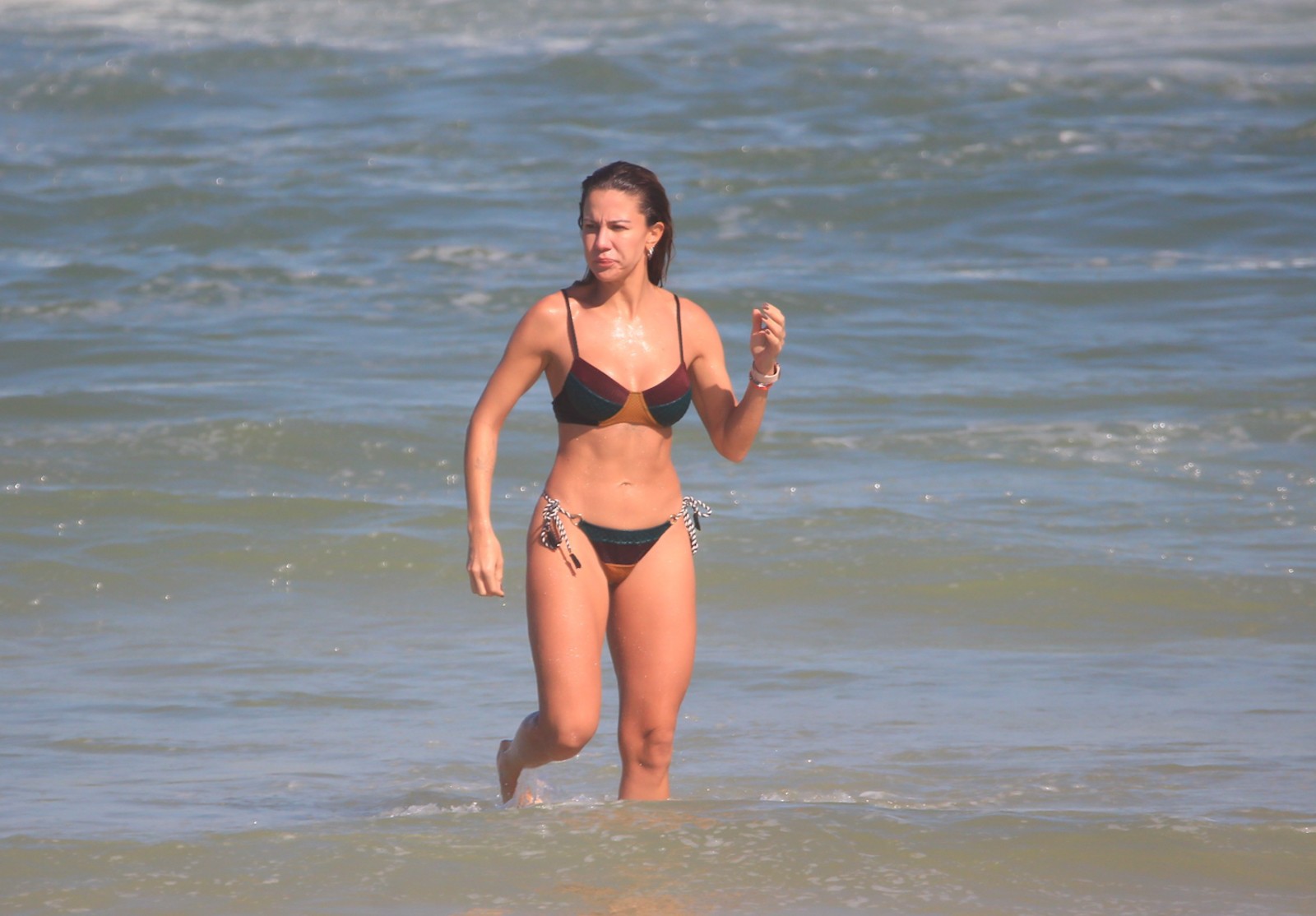 Bárbara Coelho aproveita dia de praia na Barra da Tijuca (Foto: Fabricio Pioyani /Agnews)
