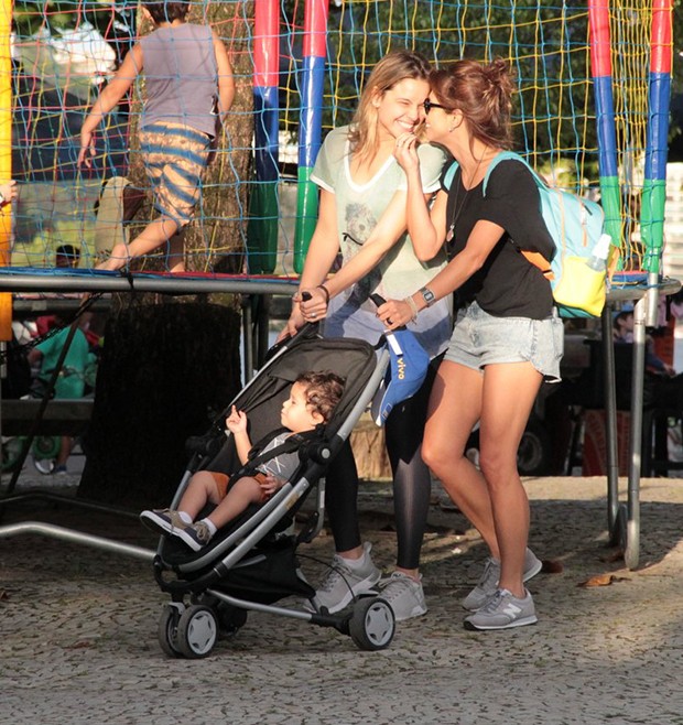 Fernanda Gentil com o filho Gabriel e a namorada Priscila Montandon  (Foto: AgNews)