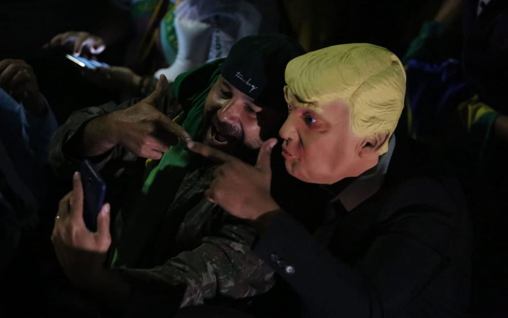 Apoiador de Bolsonaro comemora vitória na Avenida Paulista com máscara de Donald Trump — Foto: Fábio Tito/G1