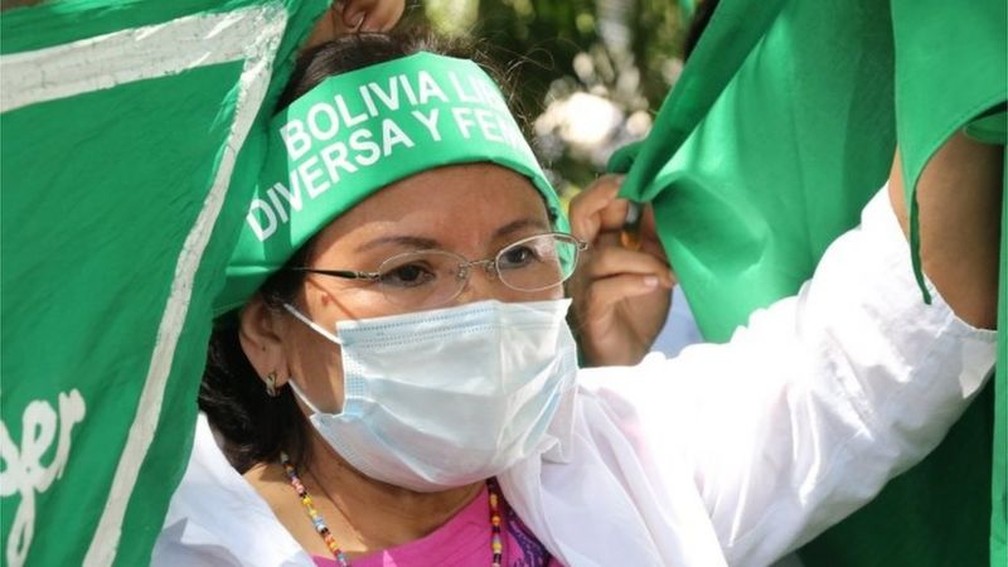 Mulher protesta em hospital na Bolívia — Foto: EPA via BBC
