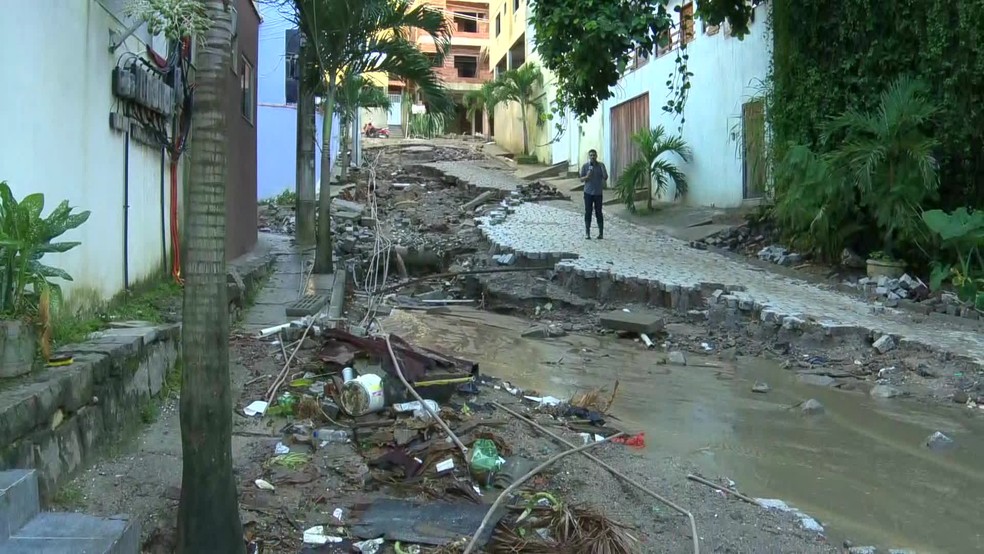 Imagem feita na quinta, um dia antes do desabamento, mostra rua destruída no acesso à comunidade — Foto: Reprodução/TV Globo