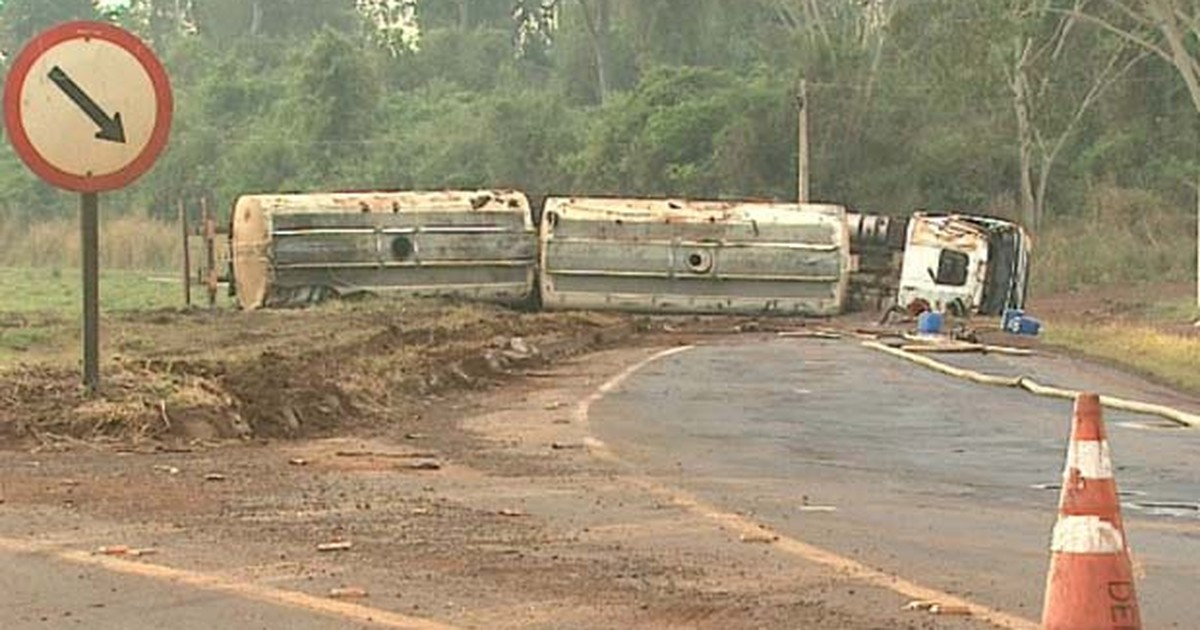 Caminhão perde o controle e tomba em rodovia de Pradópolis