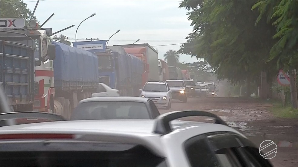 Carros pequenos acabaram tumultuando trânsito na fronteira com MS e formou fila de 2 km de caminhões (Foto: Reprodução/TV Morena)