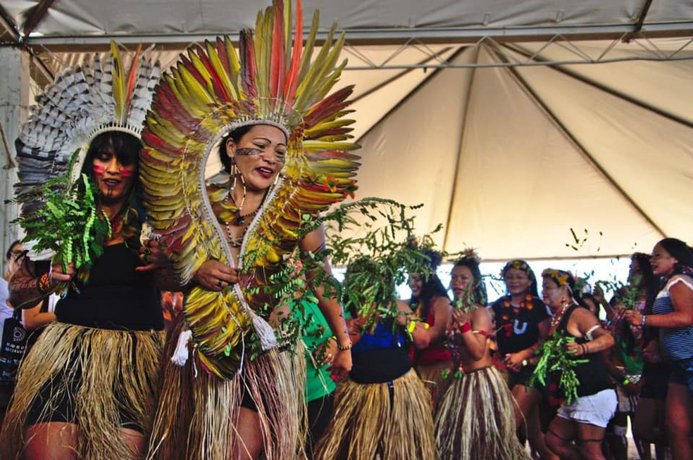 Índias de povos do Amazonas fazem apresentação durante marcha — Foto: Douglas Freitas/Mídia Índia