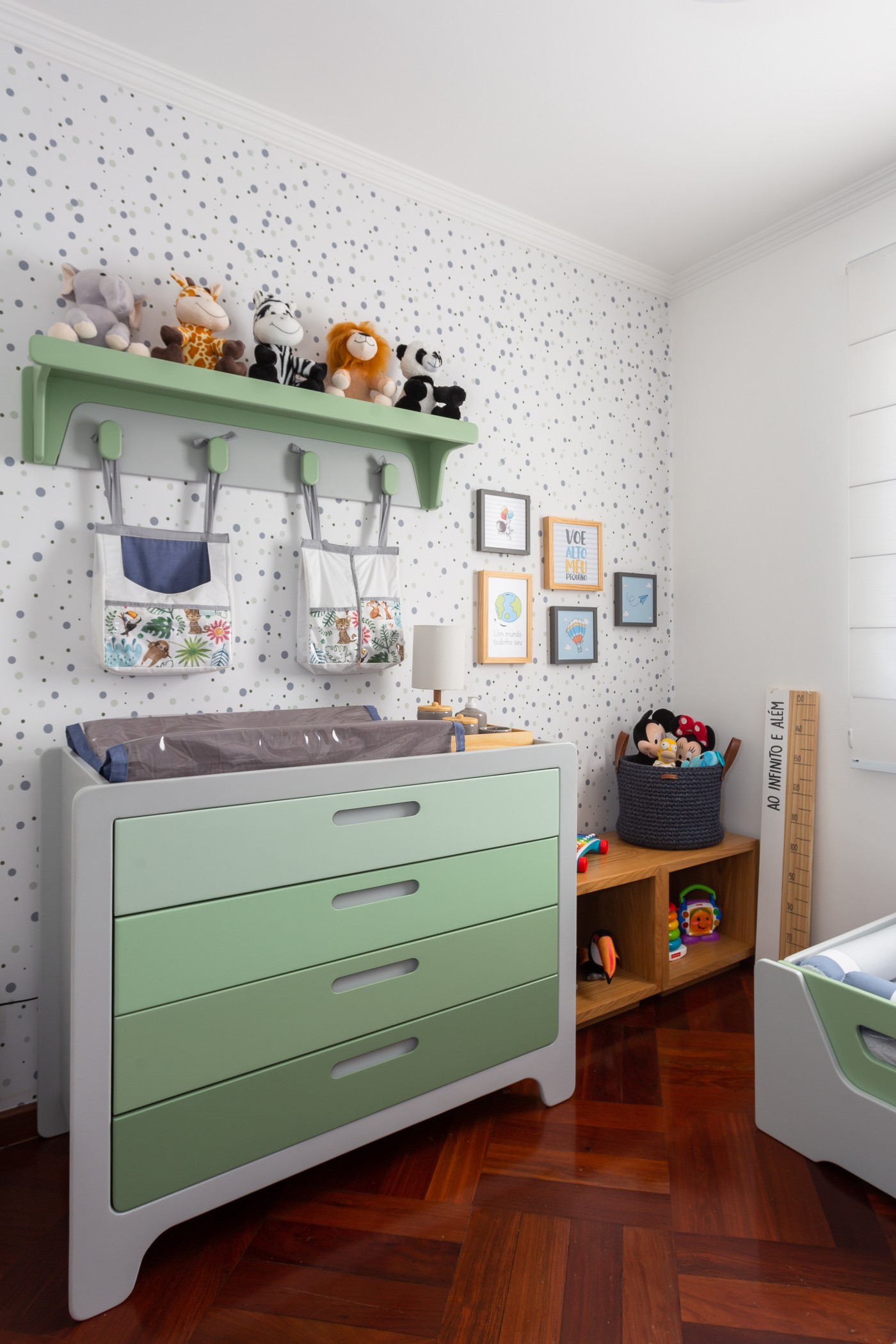 Décor do dia: quarto de bebê com cabeceira pintada e base neutra (Foto:  Estúdio São Paulo)