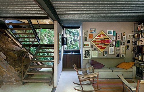 A casa do artista e arquiteto Mário Fraga, com projeto da arquiteta Carla Juaçaba, é feita com estrutura de vigas metálicas. No teto, elas foram deixadas aparentes