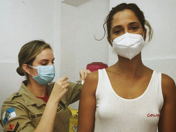 Camila Pitanga toma segunda dose de vacina (Foto: Reprodução/Instagram)