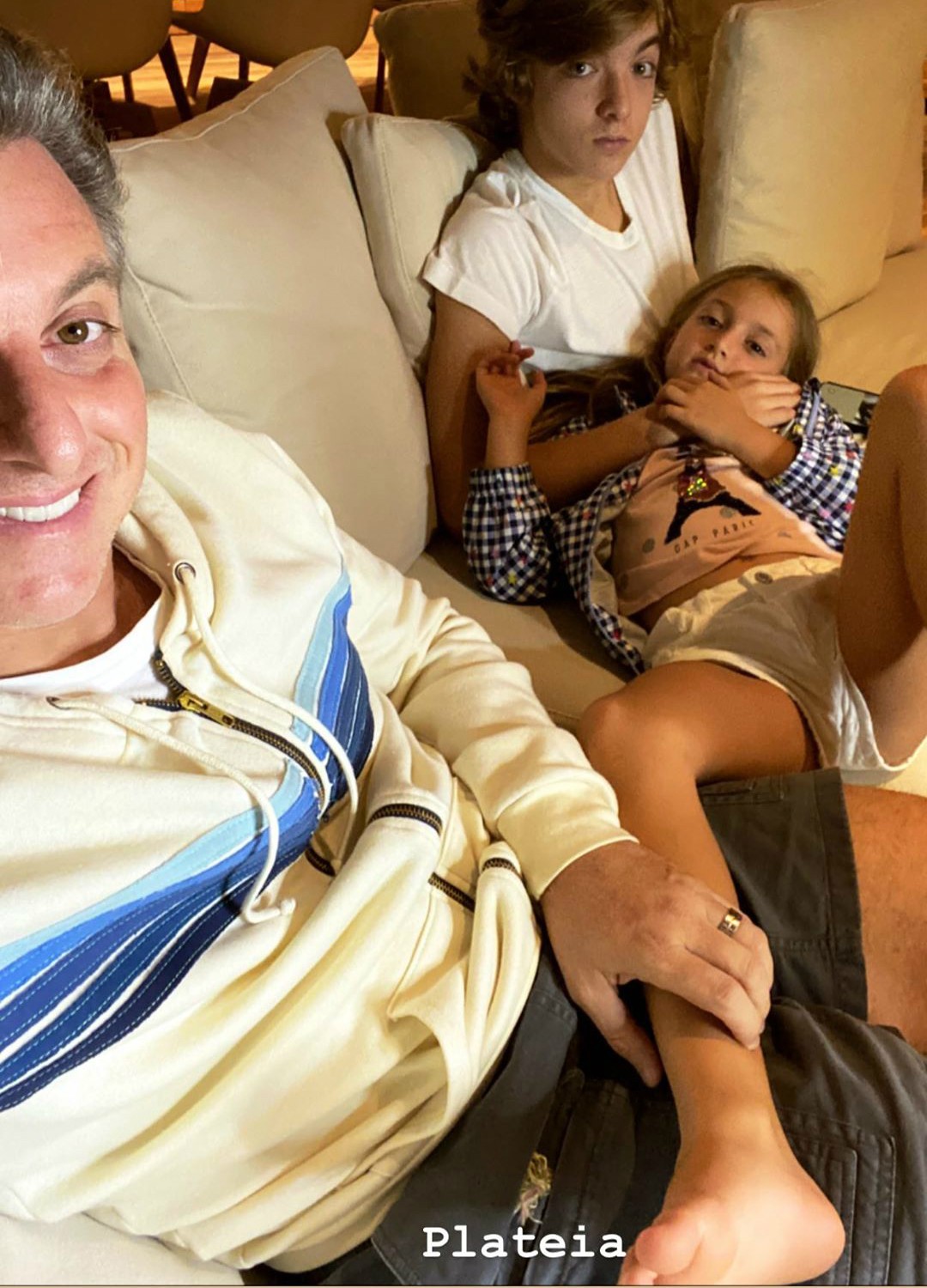 Luciano Huck e os filhos nos bastidores de live de Angélica (Foto: Reprodução / Instagram)