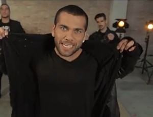 Daniel Alves canta no clipe da canção 