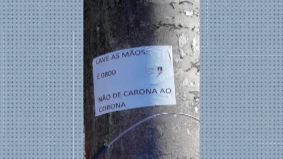 Mensagens são colocadas em postes de Santa Teresa para que a população tome precauções contra a Covid-19 — Foto: Reprodução / TV Globo