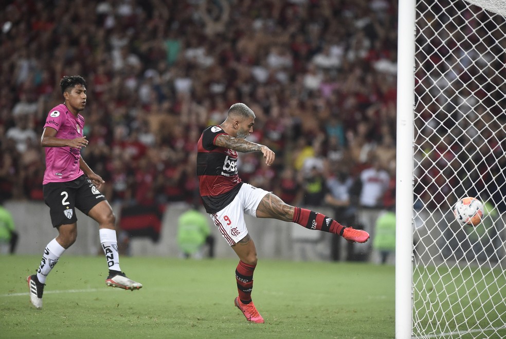 Gol de Gabigol, do Flamengo, contra o Independiente del Valle — Foto: André Durão/GloboEsporte.com