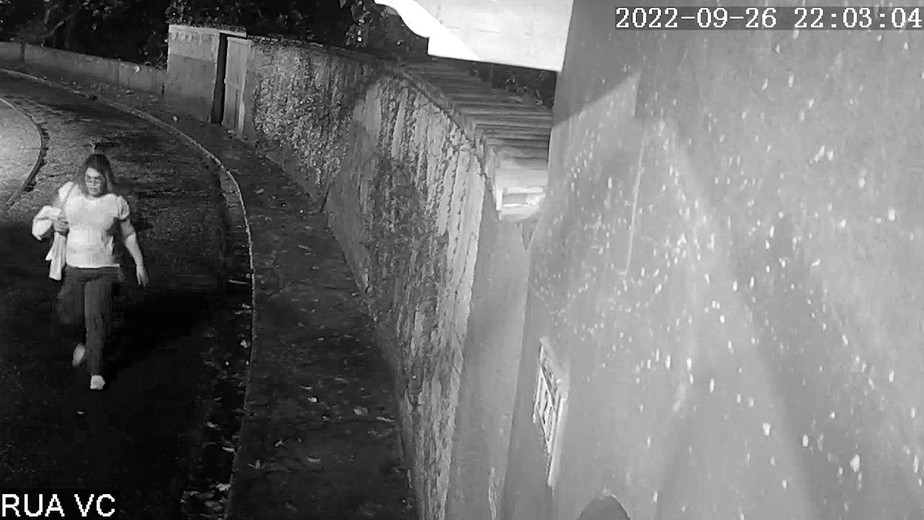 Câmeras mostram viúva de motorista de aplicativo deixando o lugar do crime a pé
