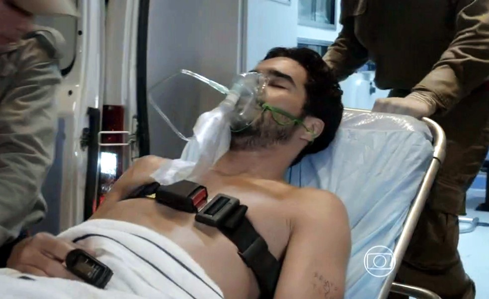 José Pedro (Caio Blat) desmaia após sofrer atentado em sauna - 'Império' — Foto: Globo