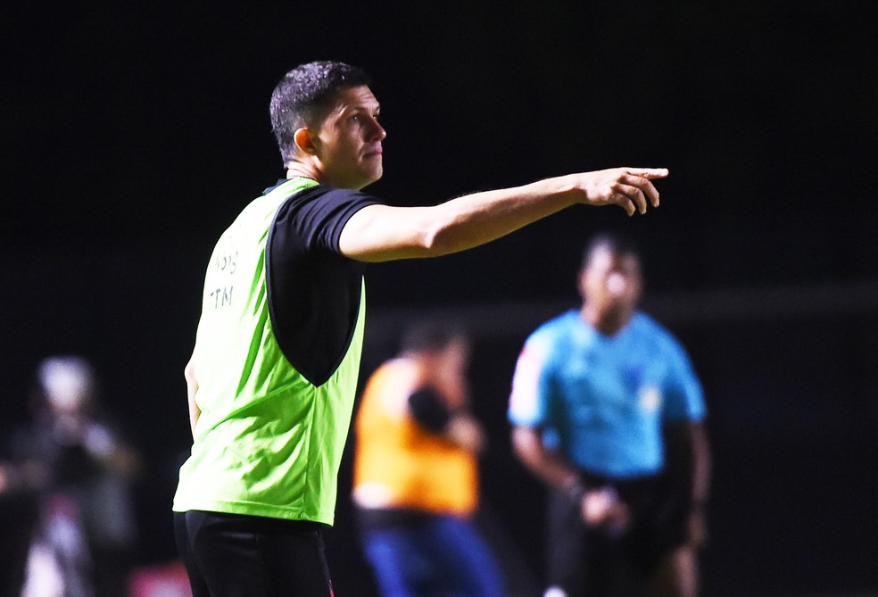 Maurício Barbieri, técnico do Vasco, em ação contra o ABC — Foto: André Durão