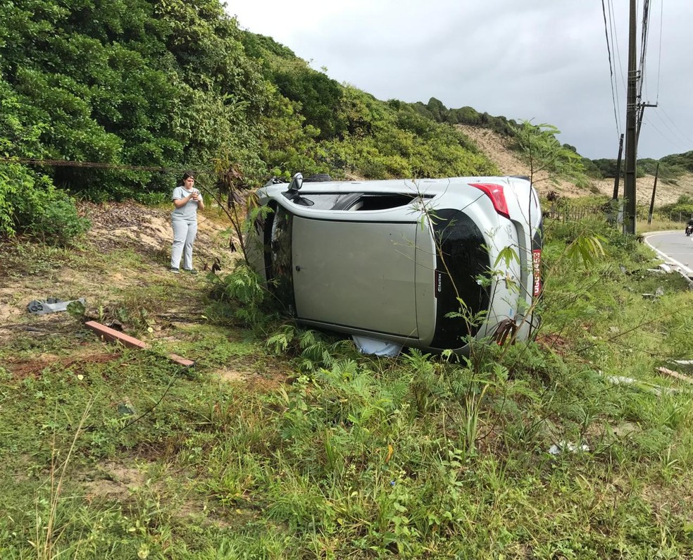Carro virado na Via Costeira, em Natal. &mdash; Foto: Ayrton Freire/Inter TV Cabugi