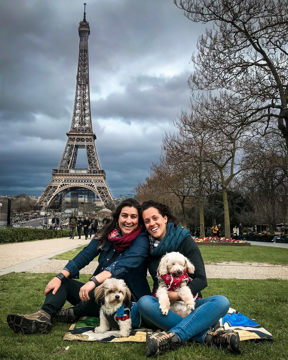 Fernanda, Noelma e os dois cachorros do casal viajaram à Europa — Foto: Arquivo Pessoal