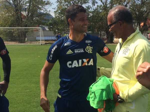 Pela 1ª vez no Ninho do Urubu após cirurgia, Ederson visita parceiros de Fla