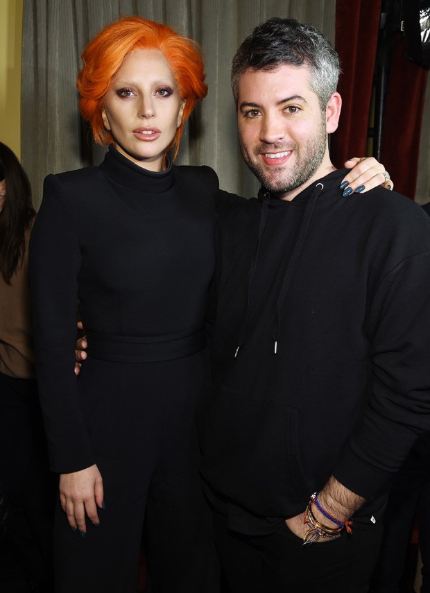 Lady Gaga e o estilista Brandon Maxwell  (Foto: Dimitrios Kambouris/Getty Images)