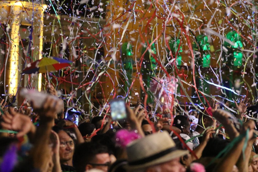 Serpentinas e confetes no carnaval  — Foto: Marlon Costa/Pernambuco Press