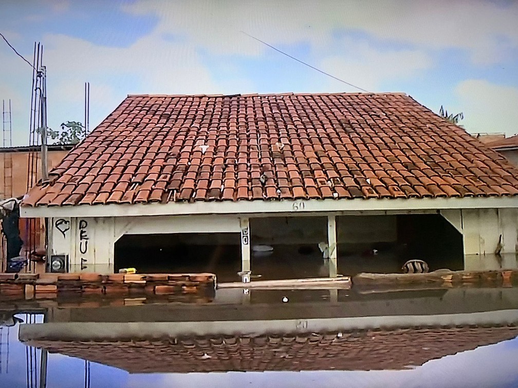 Cheias em Marabá estão quase atingindo o telhado das casas — Foto: Reprodução/TV Globo