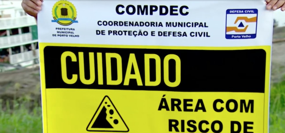 Placas de aviso sendo instalados nas margens do rio Madeira, em Porto Velho — Foto: Reprodução/Rede Amazônica