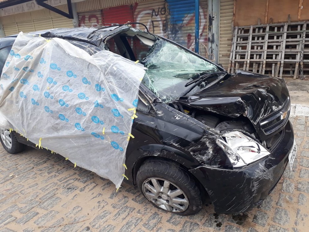 Veículo ficou parcialmente destruído depois de capotar na Rodovia BR-116, no Ceará — Foto: Divulgação