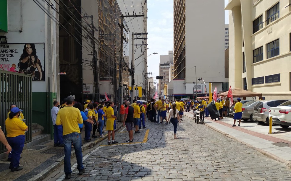 Funcionários dos Correios se reúnem para passeata em Campinas nesta sexta-feira (11) — Foto: Sintect-Cras