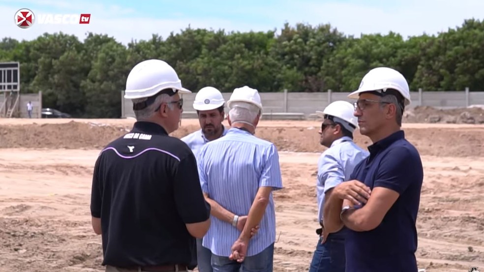 Carlos Leão, de chapéu e óculos escuro, e o presidente do Vasco, Alexandre Campello, nas obras do CT — Foto: Reprodução Vasco TV