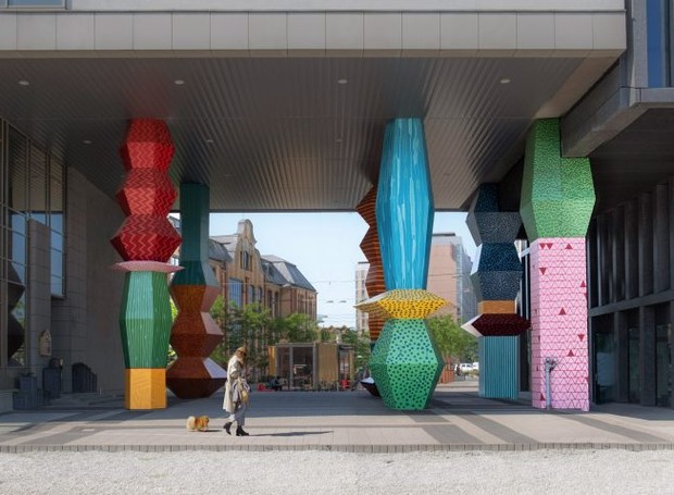 Na Polônia, os pilares instalados sobre o prédio Bałtyk representam diferentes dados sobre a poluição ao redor do mundo (Foto: Alicja Biała/ Iwo Borkowicz/ Dominik Pazdzior/ Deezen/ Reprodução)