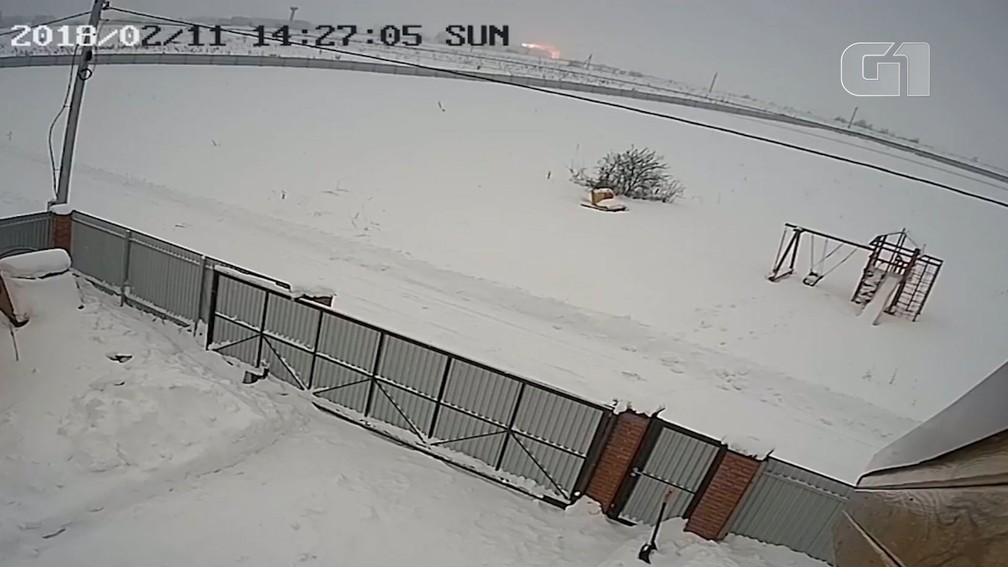 Vídeo de câmera de segurança mostra bola de fogo ao fundo de local coberto de neve (Foto: Reprodução/Ruptly)