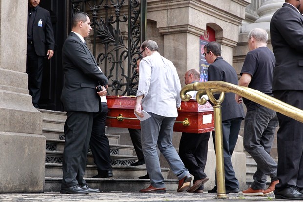 Corpo de Lúcio Mauro chega ao Theatro Municipal, no Rio de Janeiro (Foto: Roberto Filho / Brazil News) Corpo de Lúcio Mauro chega ao Theatro Municipal, no Rio de Janeiro (Foto: Roberto Filho / Brazil News)