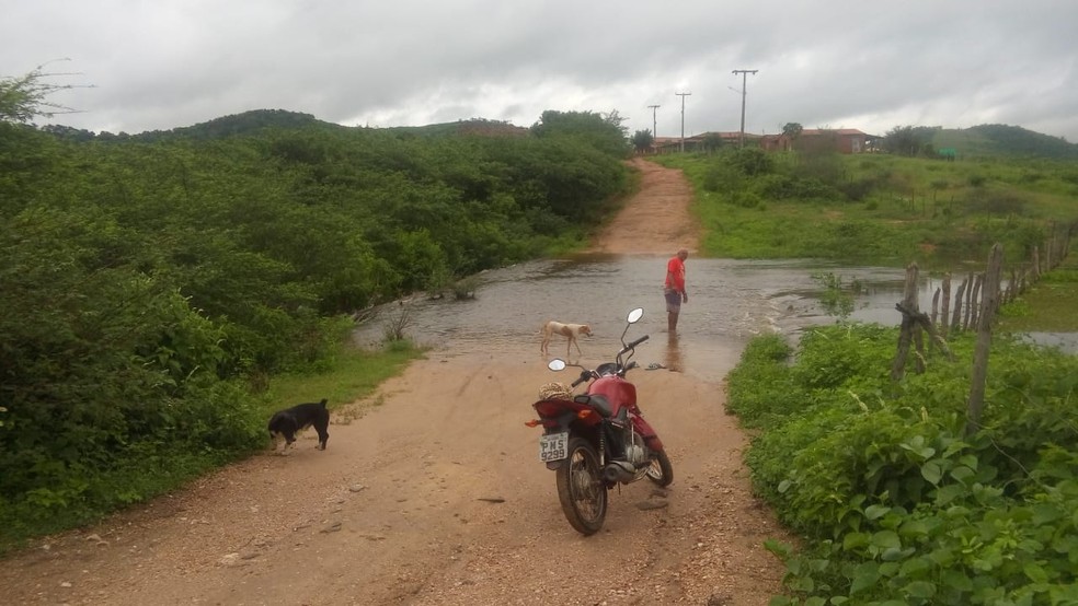 Passagem molhada na cidade de Várzea Alegre, no interior do Ceará — Foto: João Frutuoso