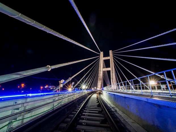 Tons de azul, branco e amarelo na iluminação da Ponte estaiada da Barra da Tijuca   (Foto: Divulgação/ Linha 4/Kaptimagem)