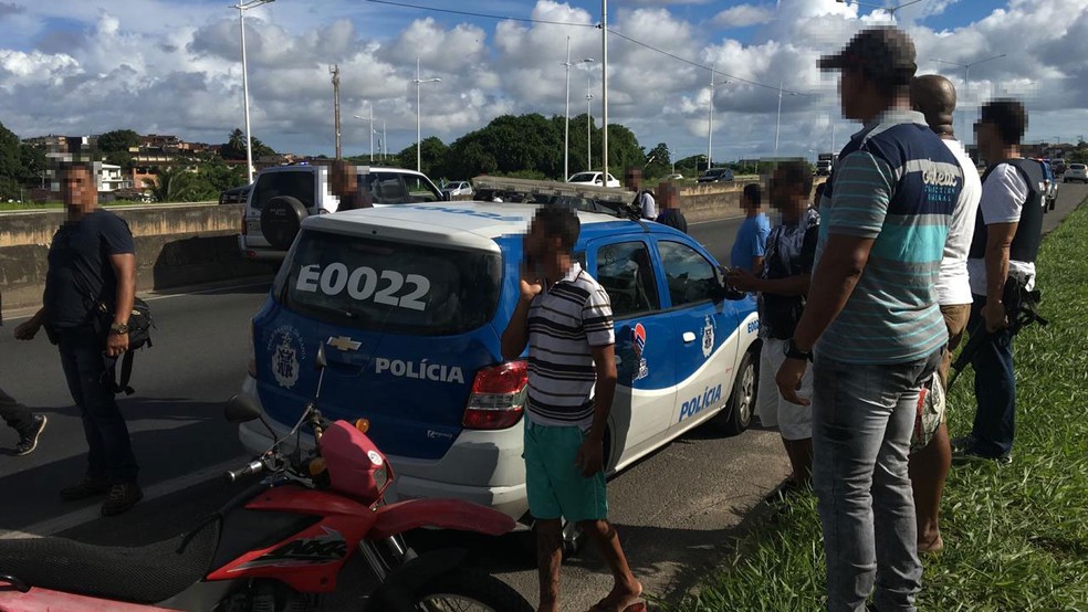 Policial foi morto em tentativa de assalto a Ã´nibus na BR-324, em Salvador â€” Foto: German Maldonado/TV Bahia