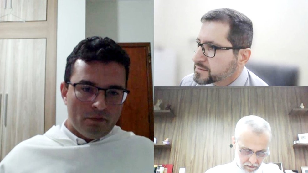 Padre Gustavo Trindade (à esquerda) foi interrogado pelo delegado Valdir de Oliveira por videochamada e acompanhado por sua defesa — Foto: Reprodução/TV TEM
